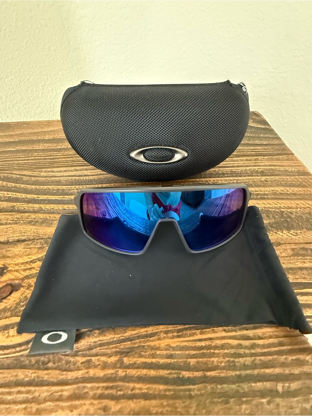 Oakley Sutro OO9406-9537 Matte Carbon Prizm Sapphire Sunglasses + Case